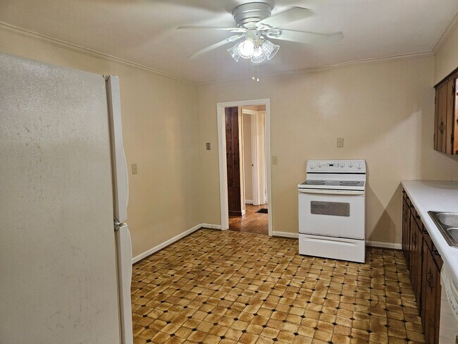 Foto del edificio - Don't Miss this 2 bedroom with Garage, Lar...