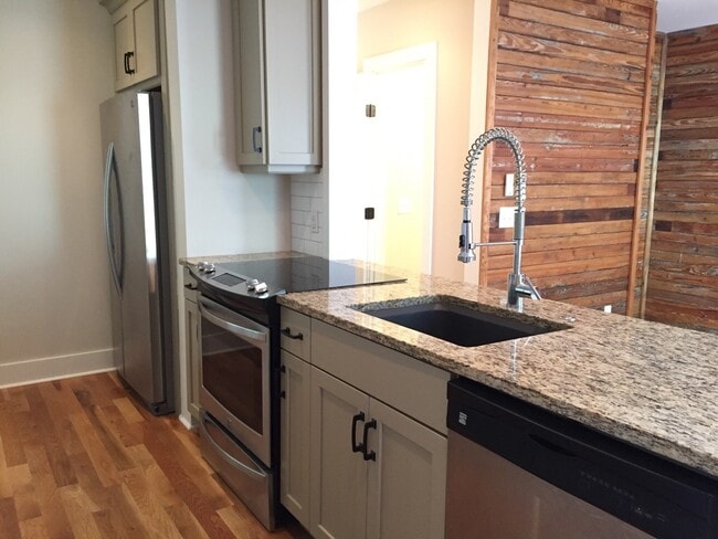 Building Photo - 2 Bedroom 1.5 Bath Apartment in Cannonborough - Downtown