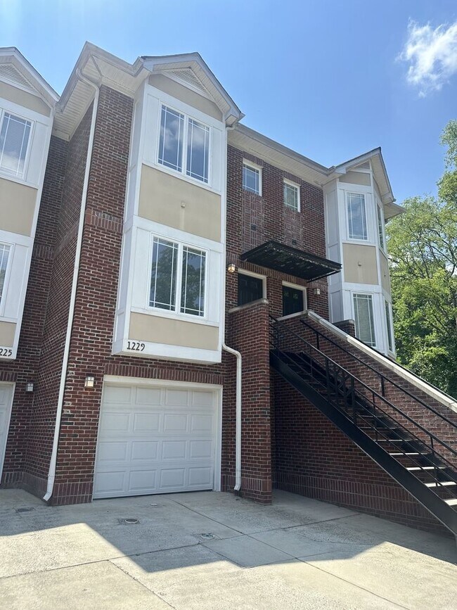 Foto del edificio - Stunning Elegance in Woodlawn at Preston