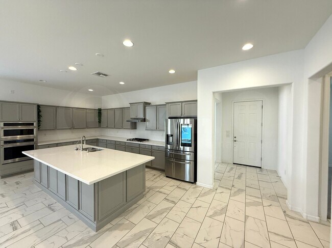 Building Photo - 14130 W El Cortez Pl