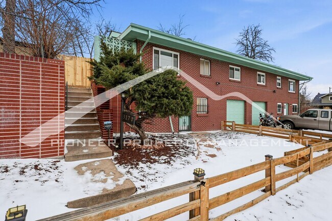 Building Photo - Charming Home with Washer/Dryer and Fenced Yard