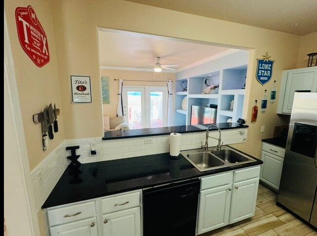 Building Photo - 14878 Granada Dr