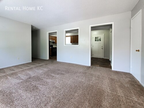 Foto del edificio - 3-bed / 1-bath First-Floor unit w/2-car Ga...