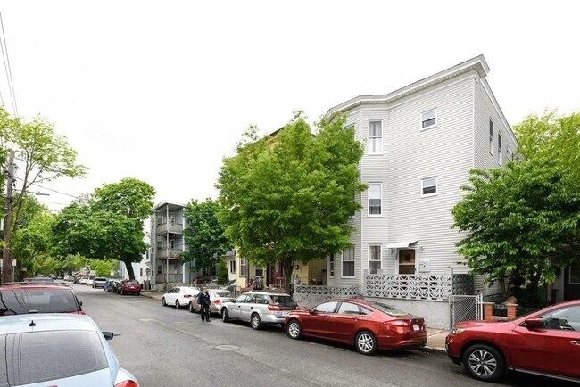 Building Photo - 464 Windsor St
