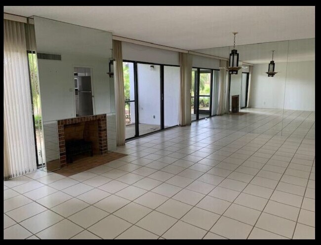 Building Photo - 1902 Presidential Way, Unit 1-E