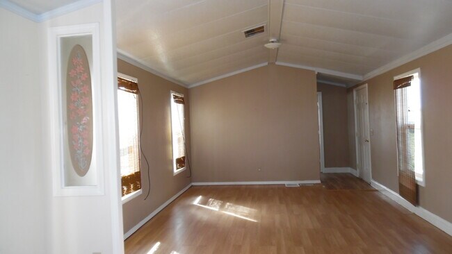 Building Photo - 9885 N Log Rd