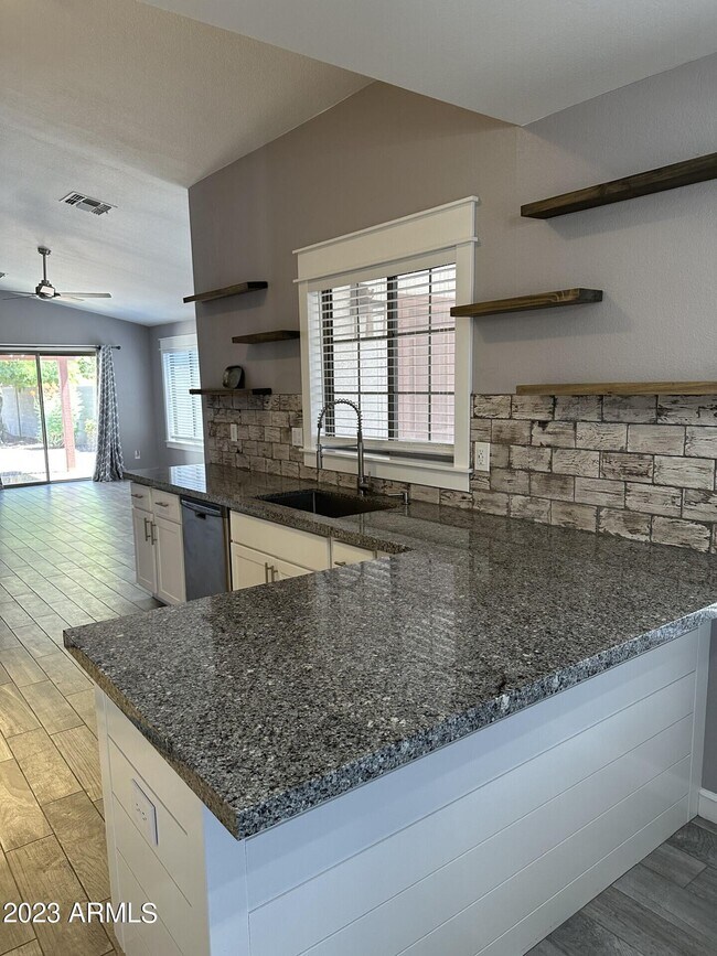 Building Photo - 2026 E Aire Libre Ave