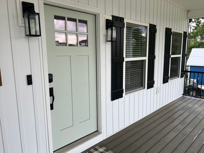 Building Photo - Stunning 3 Bedroom, 2.5 Bath Home off the ...