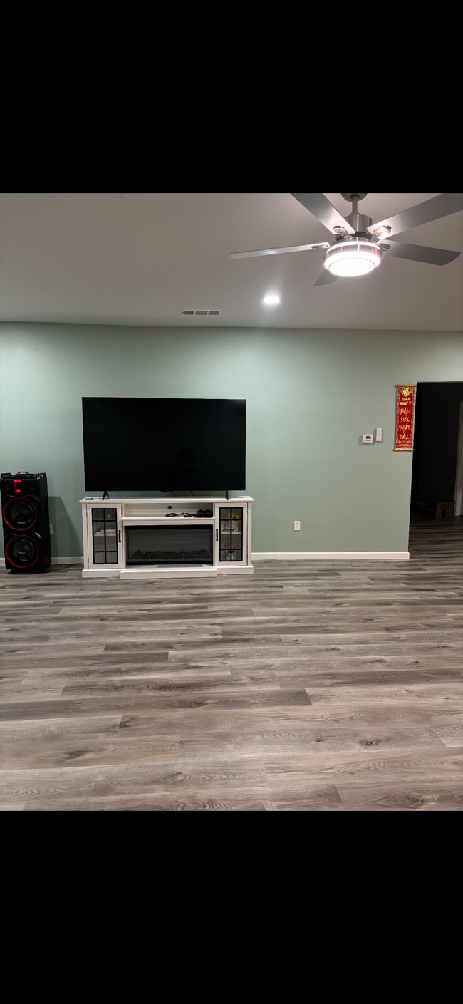 Building Photo - 4560 Persian Trl