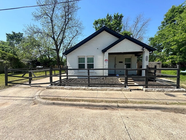Building Photo - Room in House on Cross St