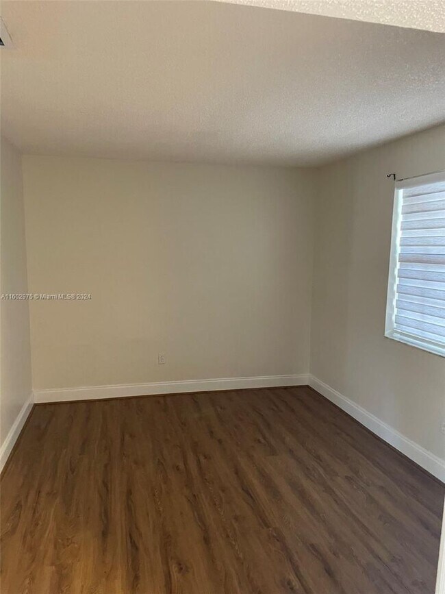 Foto del edificio - 975 N Franklin Ave