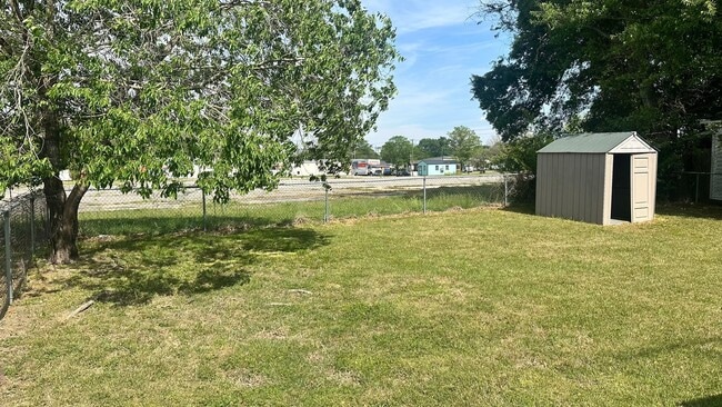 Building Photo - 704 E Country Club Dr
