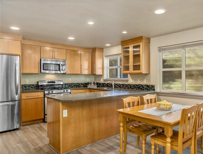 Building Photo - 923 N 85th St