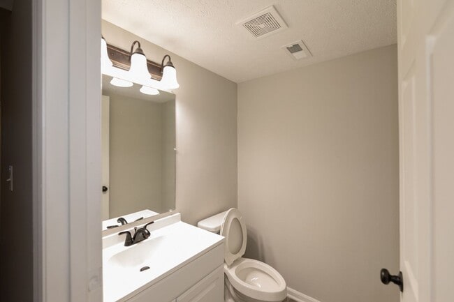 Building Photo - 3 bed 2.5 bath 2 story 2 car attached gara...