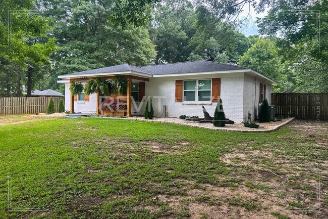 Building Photo - Stunning 3 Bedroom Home in West Mobile!