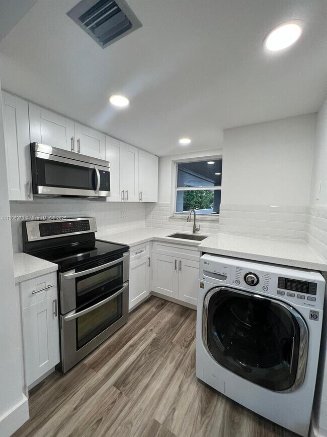 Building Photo - 310 Fontainebleau Blvd