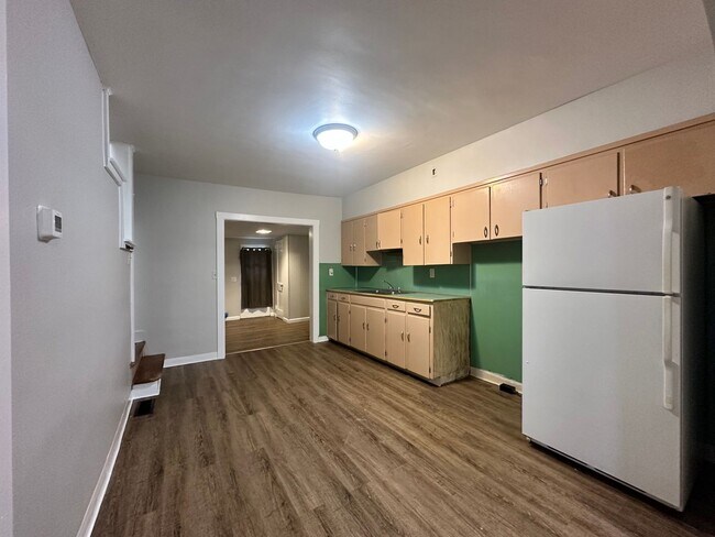 Building Photo - 2 Bedroom 1 Bathroom Home
