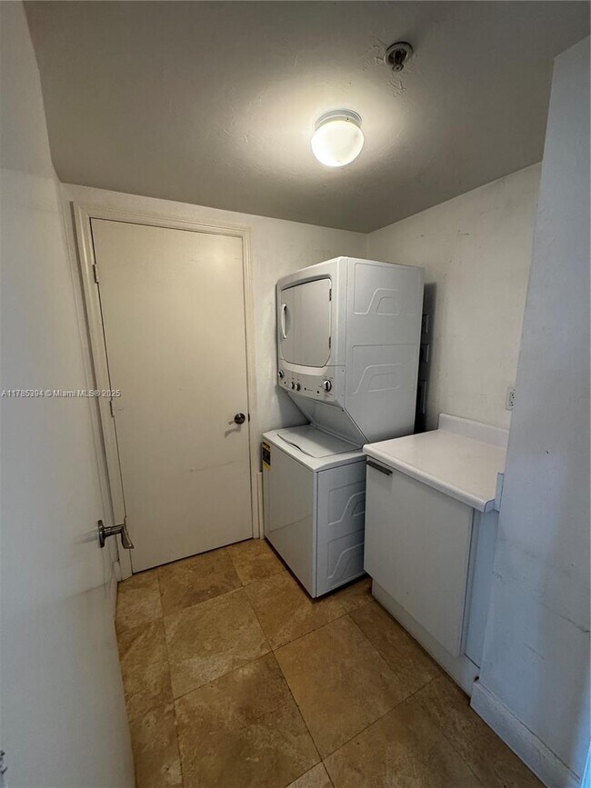 Foto del edificio - 14951 Royal Oaks Ln