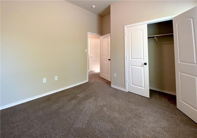Building Photo - 143 Creekside Villa Dr