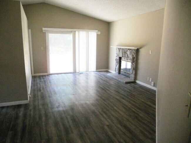 Foto del edificio - Single story 3 br/2bath/2car Home