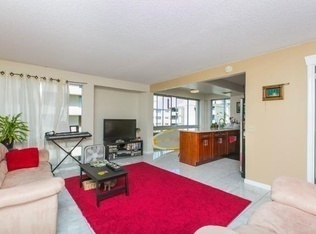 Foto principal - 2 bedroom 2 bath in the hearth of Waikiki!...