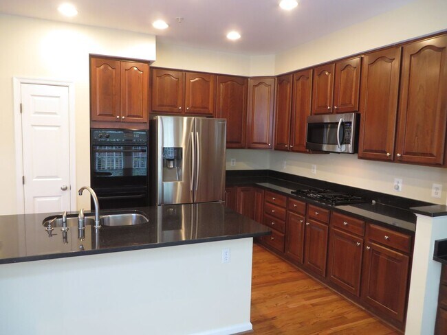 Foto del edificio - Beautiful 3-level colonial-style town home...