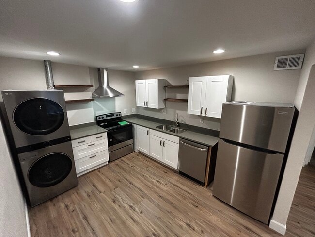 Foto del edificio - 8020 E Oak St