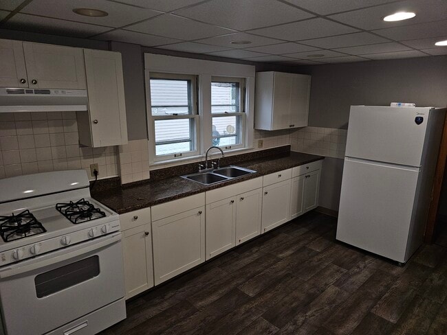 Building Photo - 1098 Big Falls Ave