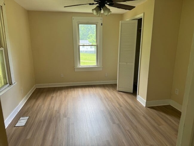 Building Photo - 2 Bedroom Bungalow w/ Large Yard