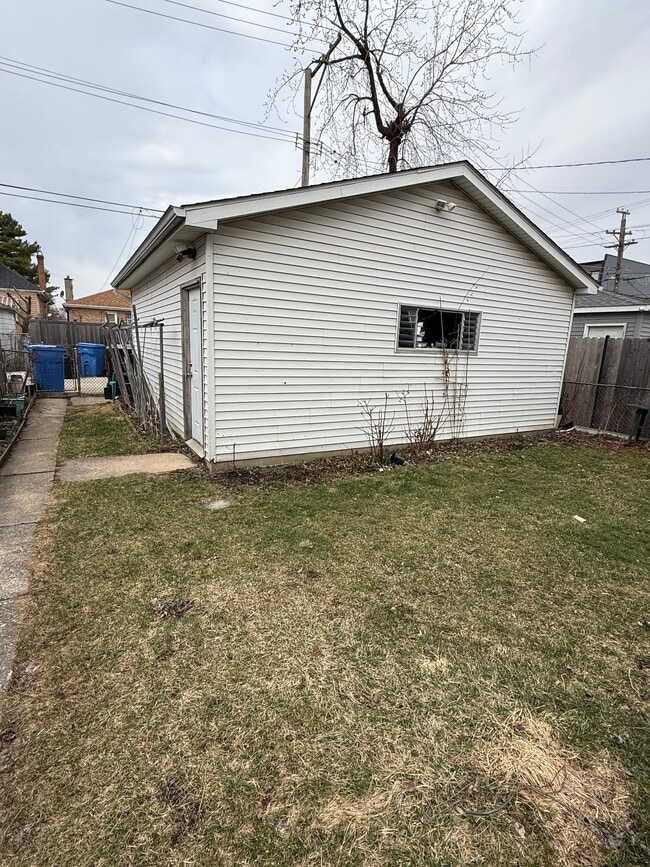 Building Photo - 3136 N Olcott Ave