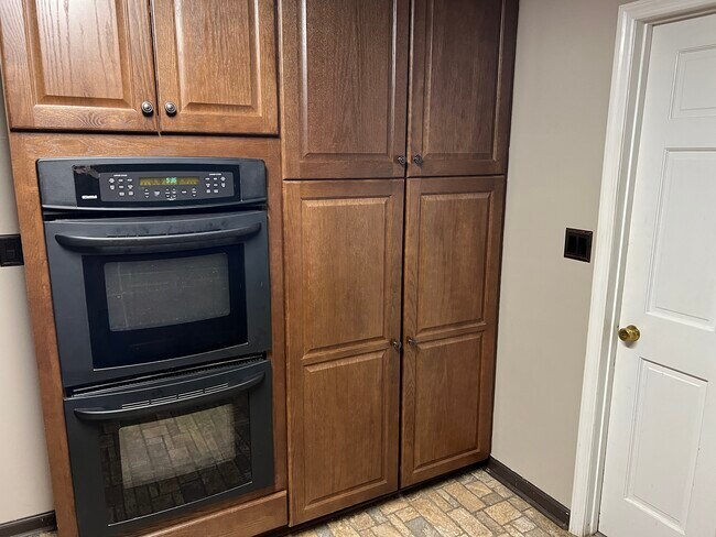 Kitchen - 613 Robin St