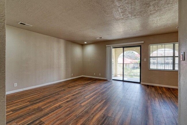 Building Photo - 811 Country Club Dr SE