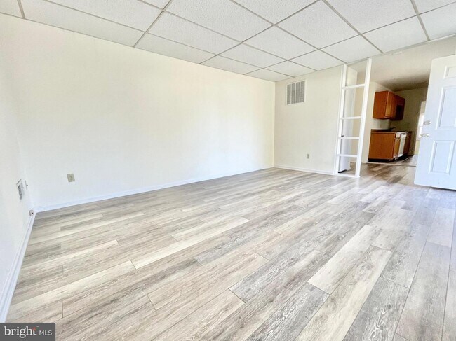 Building Photo - 16 Park Ln