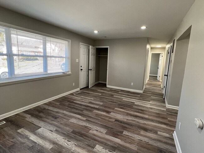 Building Photo - 3 Bedroom Beautifully updated Ranch