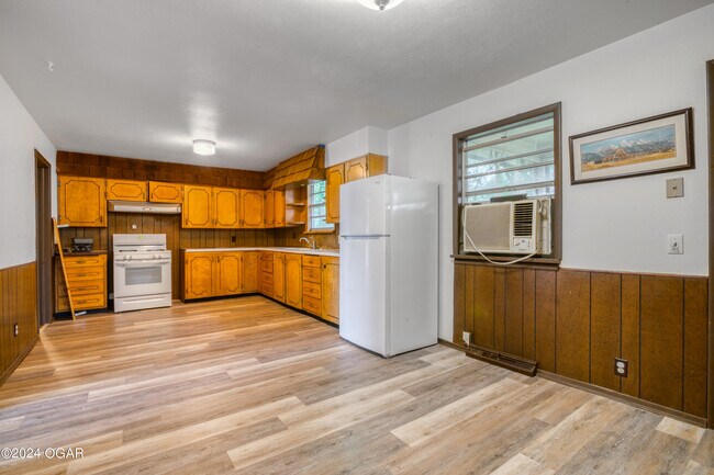 Building Photo - 2404 Iron Gates Rd