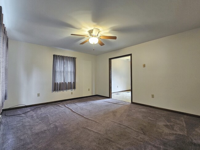 Building Photo - 474 N Maple St