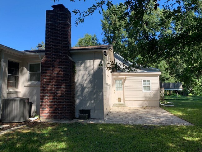 Building Photo - James Island Studio Available!