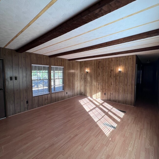 Building Photo - 282 Pete Martin Dr