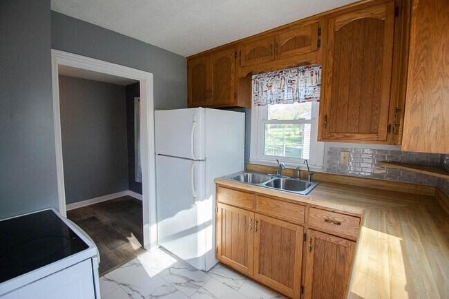 Foto del edificio - Fenced Yard, 2-Car Garage + Quiet Location!