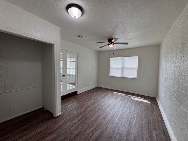 Foto del edificio - Brand New inside, great neighborhood and large fenced yard!  Call us today to make this your new ...