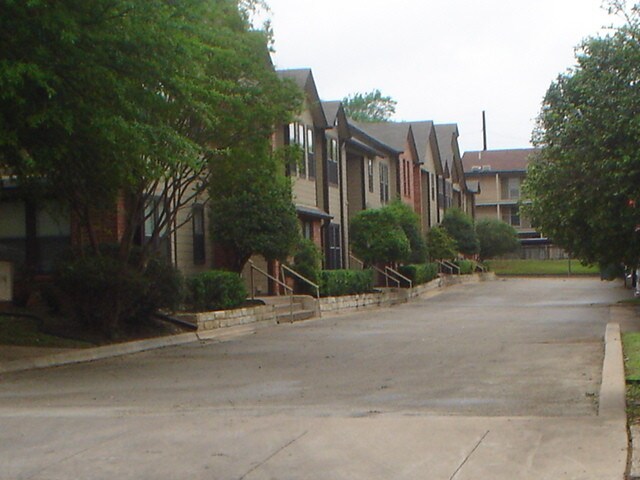 Foto principal - 903 Romeria Dr