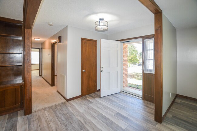 Building Photo - 804 Ashwood Dr