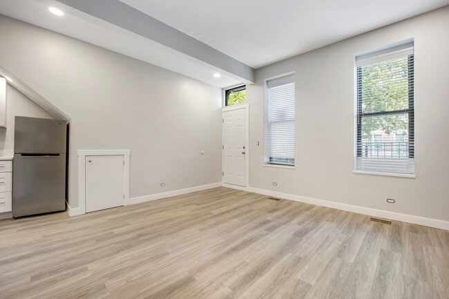 Building Photo - 1325 W 18th Pl