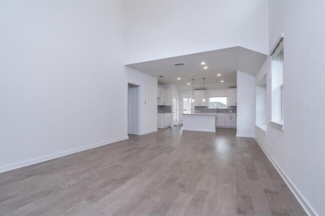 Building Photo - 190 Shackleton Dr