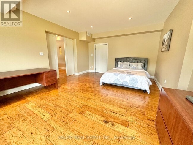 Building Photo - 13 Classic Dr