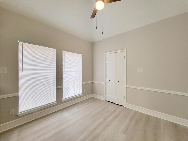 Foto del edificio - 12910 Golden Rainbow Dr