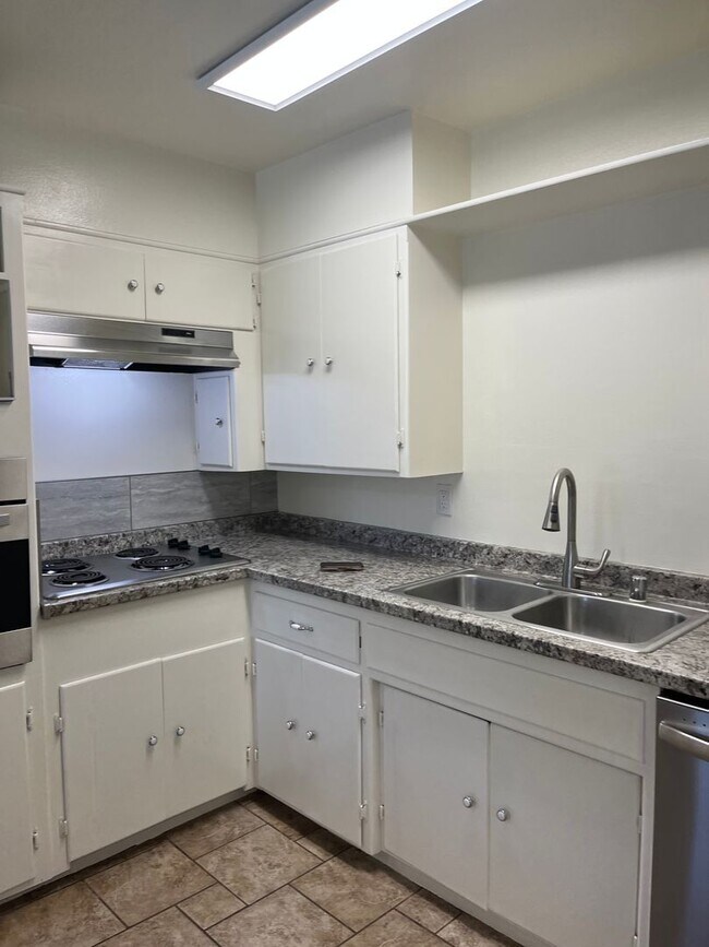 Foto del edificio - Sunny and Spacious 3/2 With Large Yard and Carport Parking!