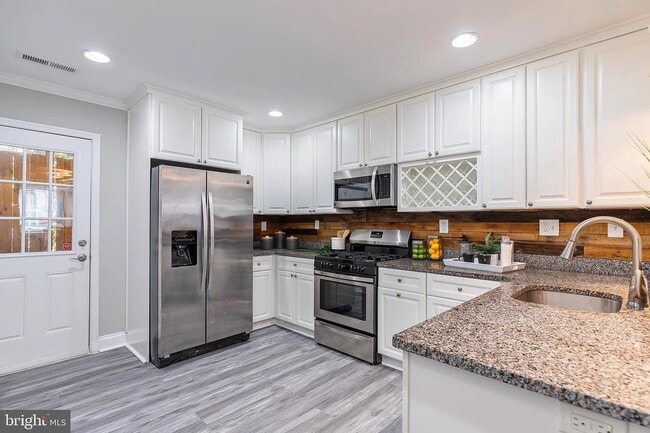 Building Photo - 411 S Duncan St