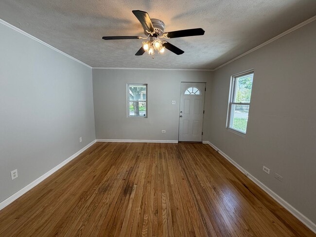 Foto del edificio - Charming West Side Home with Covered Porch & First-Floor Laundry