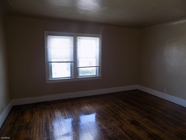 Building Photo - 2 br, 1 bath Duplex - 15841 Kentucky St